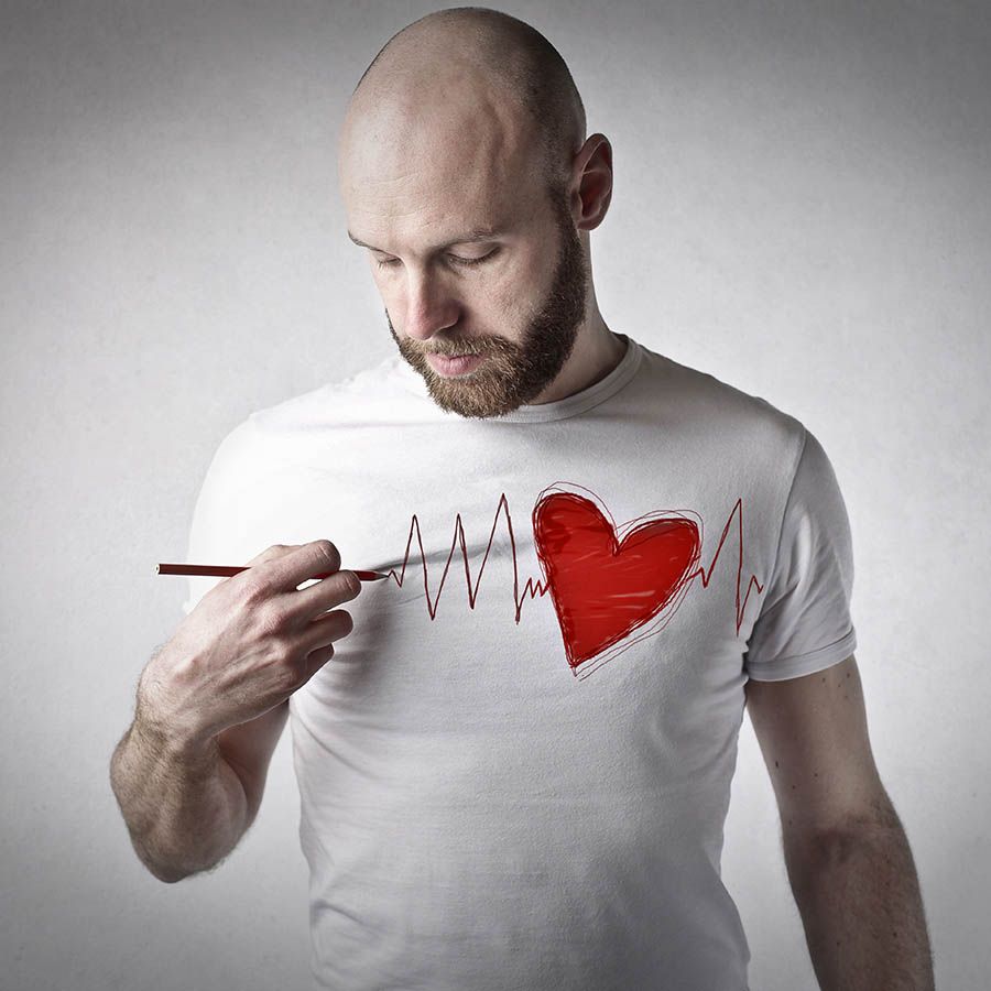persona vistiendo camisa con corazón